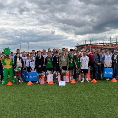 Zdjęcie grupowe wszystkich zespołów i organizatorów