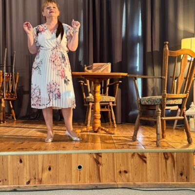 aktorka w balj sukience w kwiaty na scenie