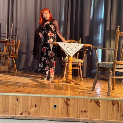 aktorka w sukni w kwiaty na scenie