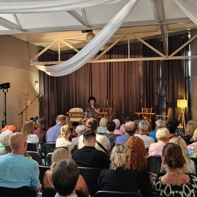 widownia ogląda przedstawienie