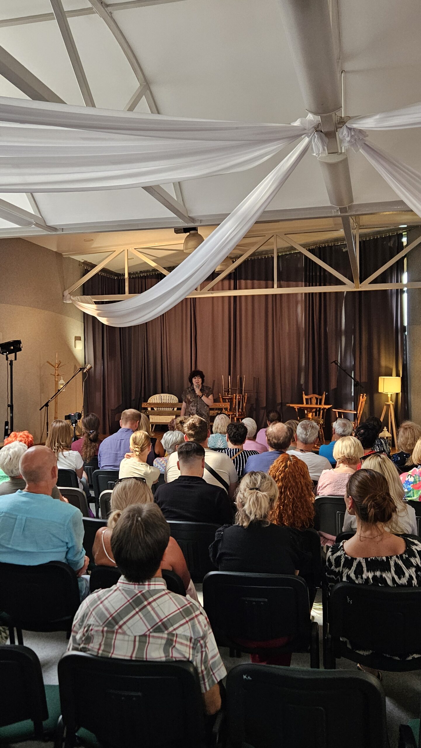 widownia ogląda przedstawienie