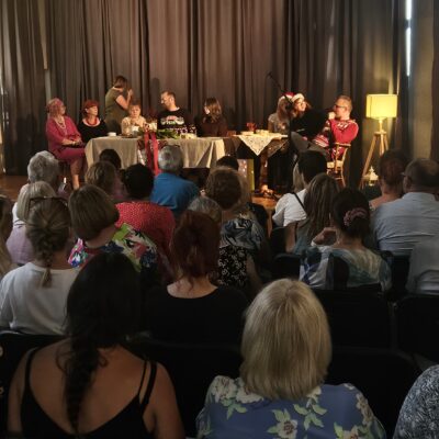 widownia ogląda teatr