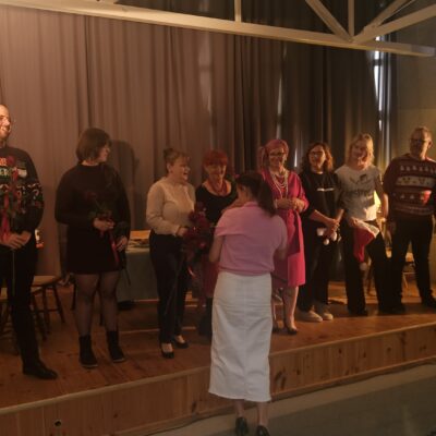 Pani dyrektor Magdalena Dubińska wręcza podziękowania