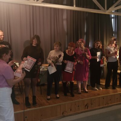 aktorzy dostają podzekowania