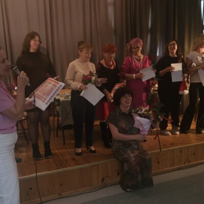 aktorzy na scenie na pierwszym planie kobieta siedzi