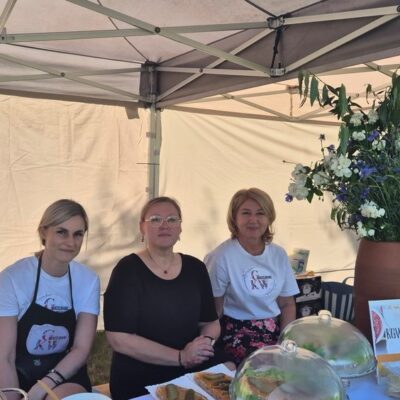 Trzy kobiety siedzą za stołem z jedzeniem