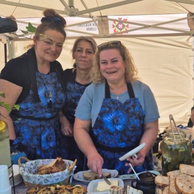 Trzy kobiety z koła pozują do zdjęcia