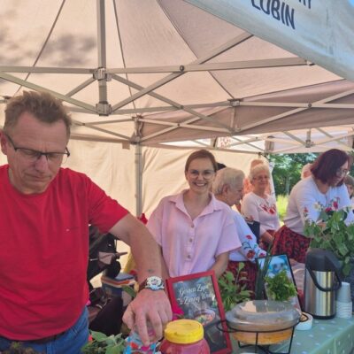 Mężczyzna i kobieta pokazują swoje potrawy.