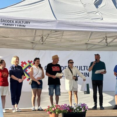 Na scenie organizatorzy przemawiają.