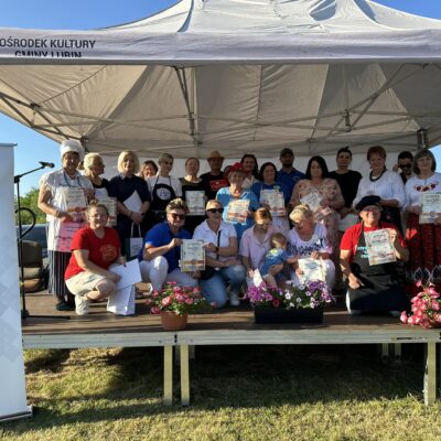 Zdjęcie grupowe po rozdaniu nagród na scenie.