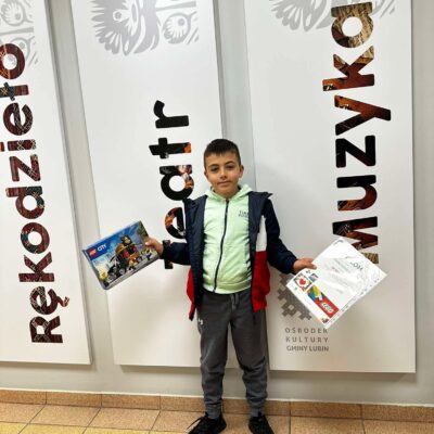 Chłopiec z nagrodą i dyplomem
