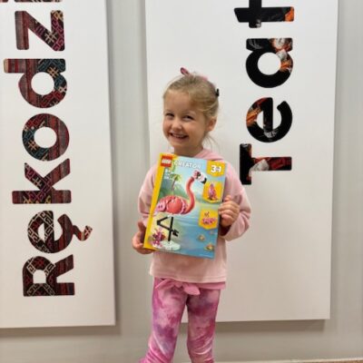 Dziewczynka z nagrodą za konkurs. Klockami lego