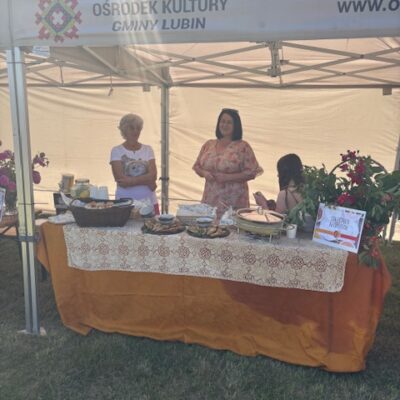 Stoisko z dekoracjami i jedzenie za ladą trzy kobiety.