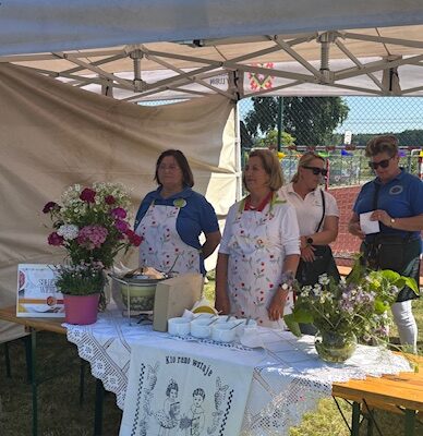 cztery osoby na stoisku obserwóją ludzi.
