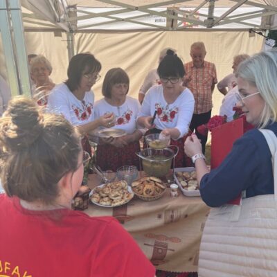 Trzy kobiety nalewają zupe dla jury.