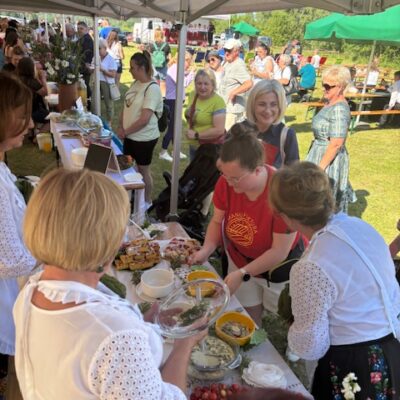 Jury próbuje zupy na jednym ze stoisk