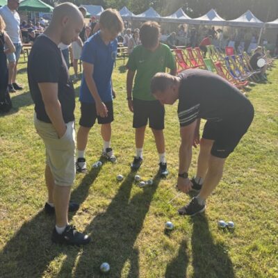 Gra w bule. Mężczyźni odmierzają odległość.