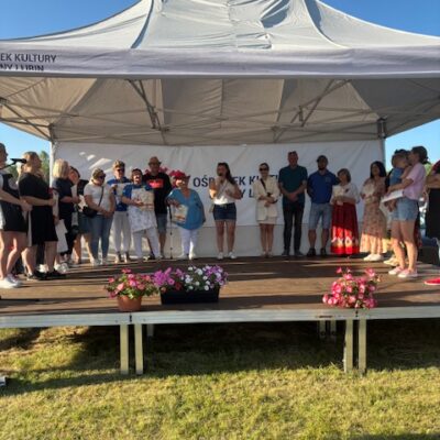 Na scenie organizatorzy przemawiają.