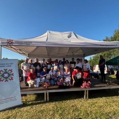 Zdjęcie grupowe po rozdaniu nagród na scenie.