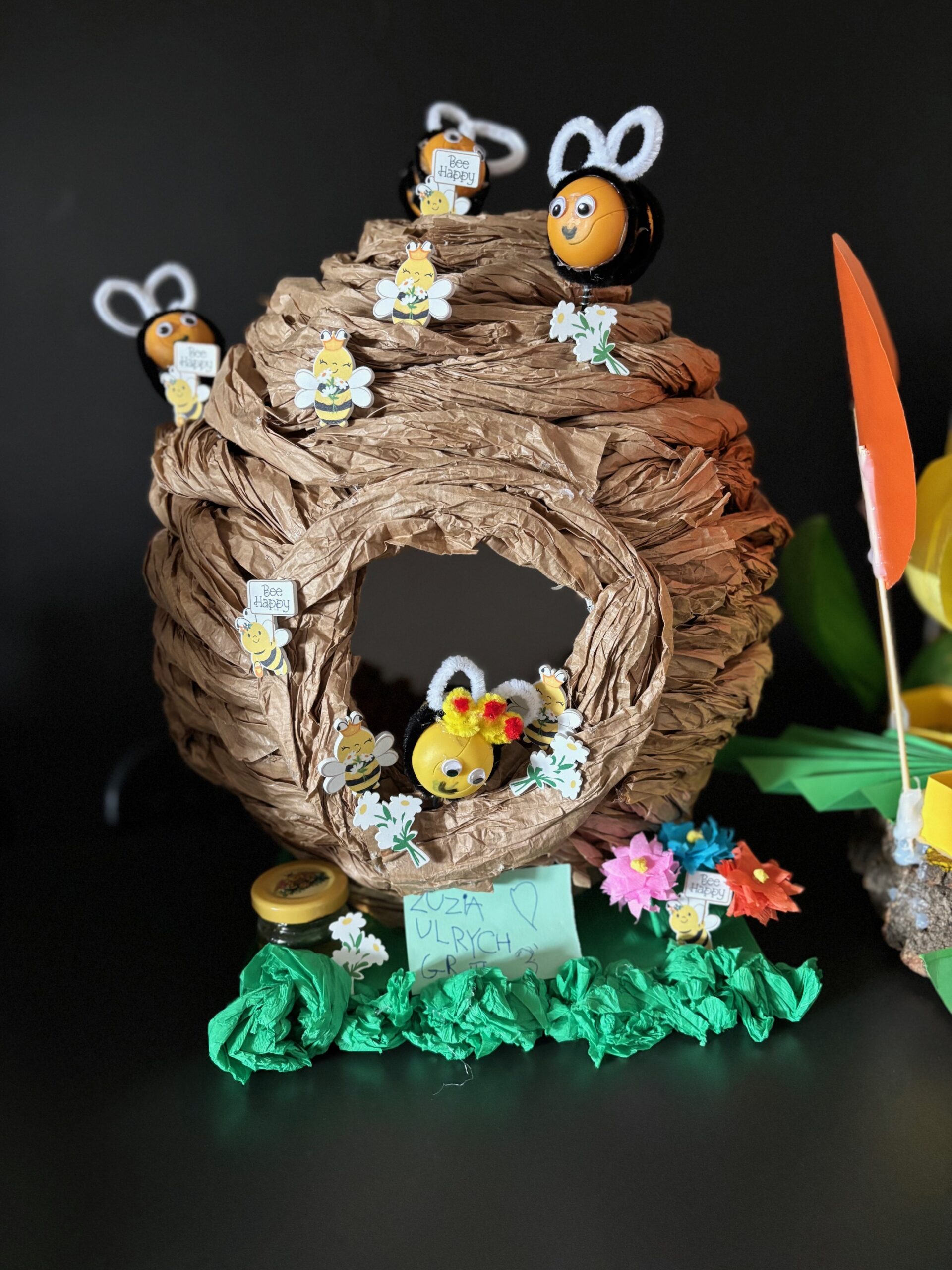 KOKON PSZCZELI Z PAPIERU Z PSZCZOŁAMI