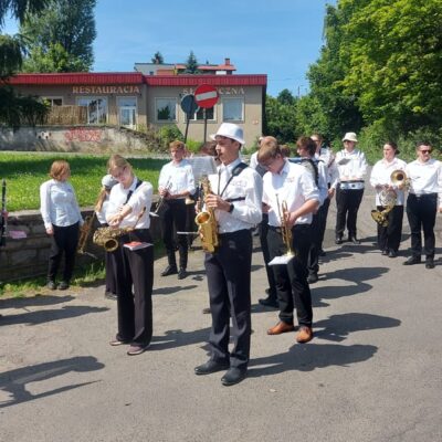 Muzycy czekający na występ z instrumentami w ręach na drodze