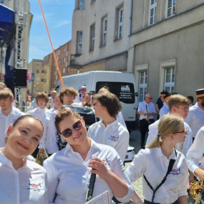 Muzycy przed występem pozują do zdjęcia wie kobiety