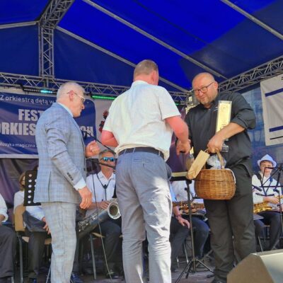 Odbiór podziękowania przez kapelmistrza na scenie