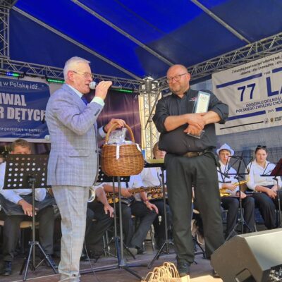 na scenie prowadzący i kapelmistrz. przemowa