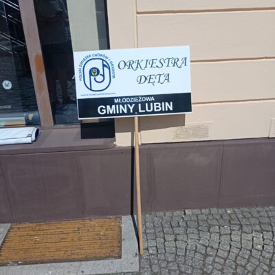 Tablica z informacją o orkiestrze