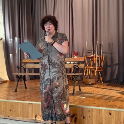 reżyserka gabriela donczew przy mikrofonie