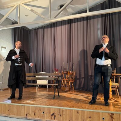 dwóch aktorów na scenie