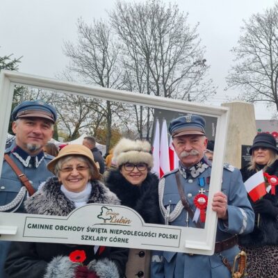 Tadeusz Kielan i goście, w ramie do zdjęcia w strojach podczas 11listopada