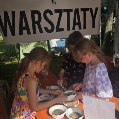 Dzieci przy stole na warsztatach z herbaty