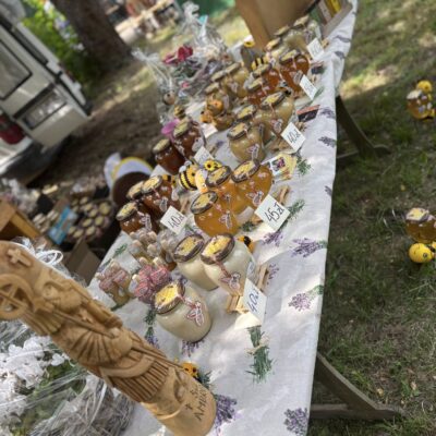 stolik z różnymi miodami