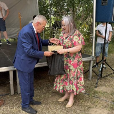 węczenie podzięgowań przez prezesa na ręce Pani wice Wójt gminy lubin