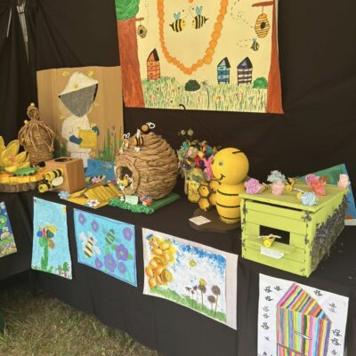 wystawa pszczeli przyjaciele, rysunki i prace z pszczołami