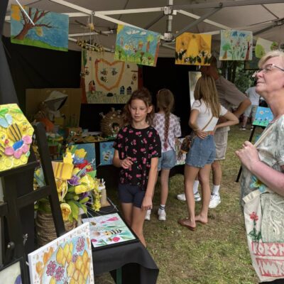 wystawa pszczeli przyjaciele, rysunki i prace z pszczołami