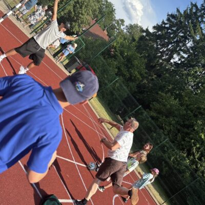 boisko, mężczyzna rzuca do bramki piłką