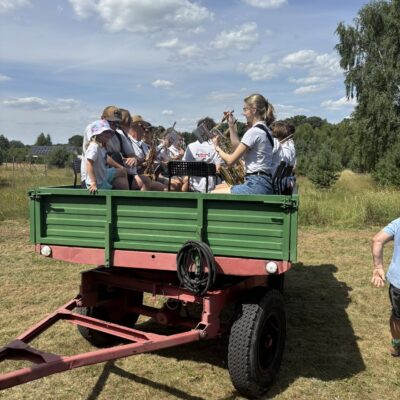orkiestra jedzie na przyczepie i gra