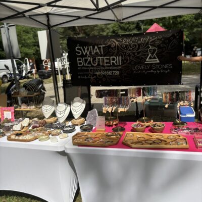 stoisko z biżuterią, łańcuszki kamienie bransoletki