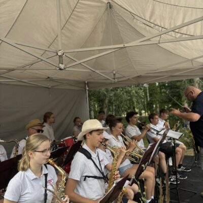 orkiestra gra na scenie