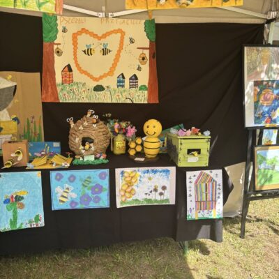 wystawa pszczeli przyjaciele, rysunki i prace z pszczołami