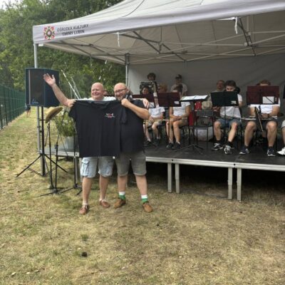 wręczenie koszulki od orkiestry dla sołtysa gorzelina