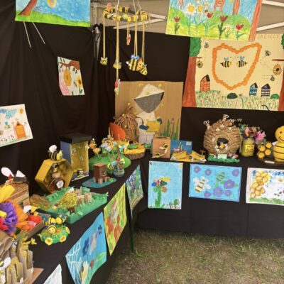 wystawa pszczeli przyjaciele, rysunki i prace z pszczołami