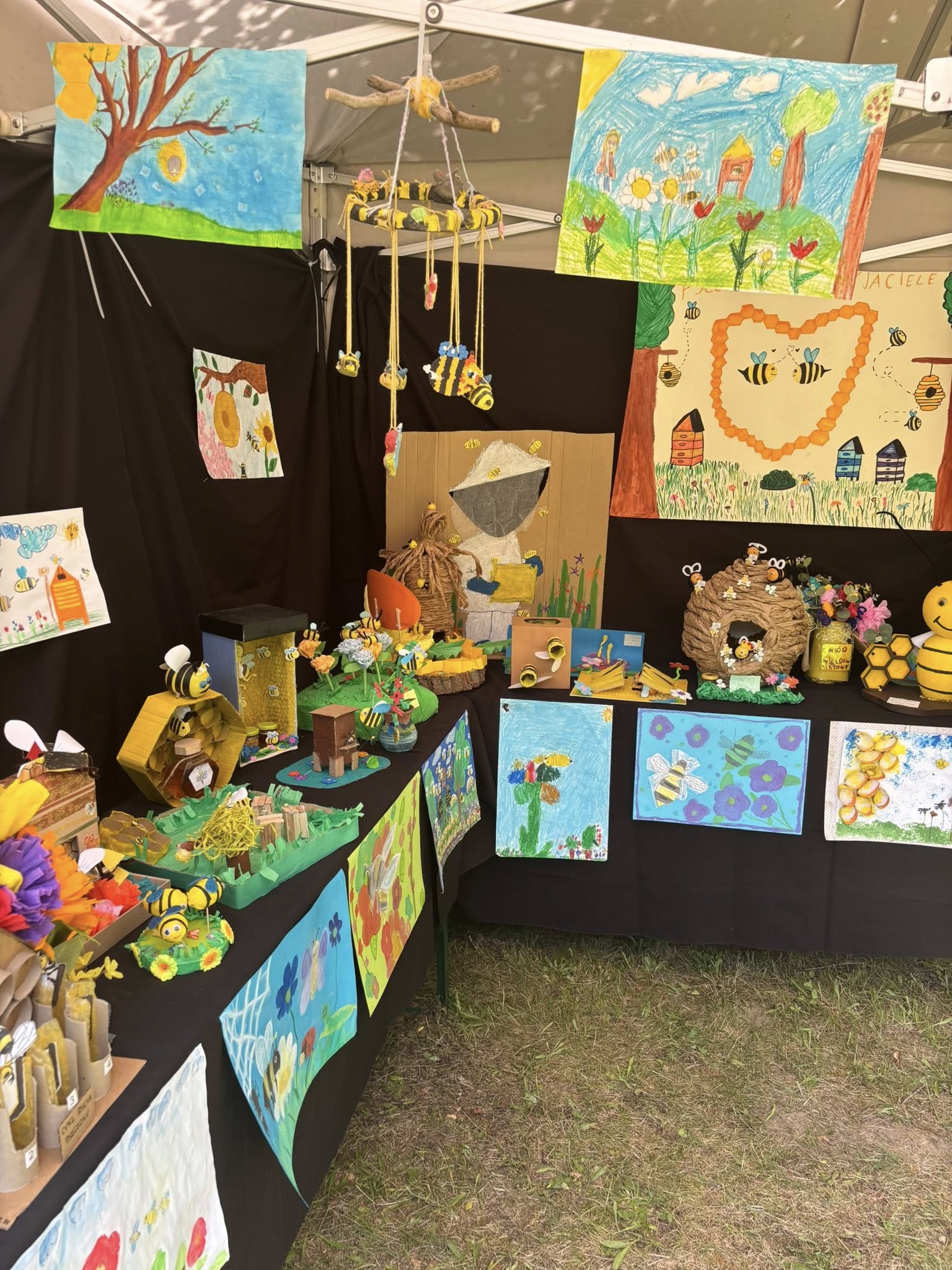 wystawa pszczeli przyjaciele, rysunki i prace z pszczołami