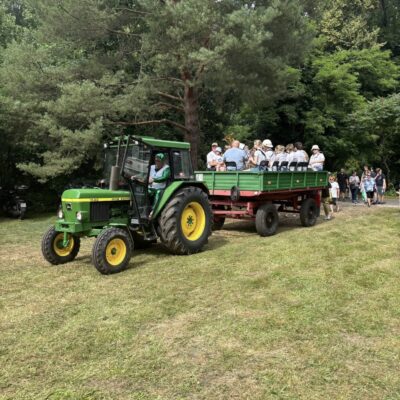 orkiestra jedzie na przyczepie i gra