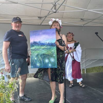 Licytacja obrazu i laureat który wygrał na scenie z obrazem