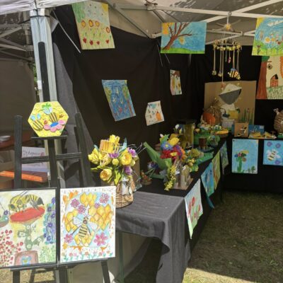 wystawa pszczeli przyjaciele, rysunki i prace z pszczołami