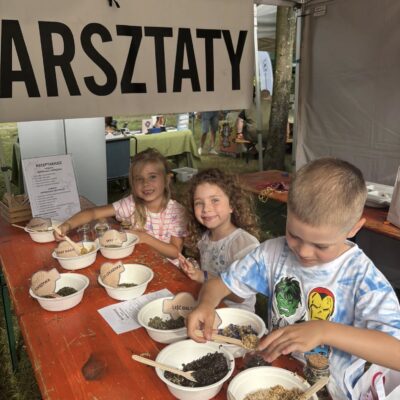 dzieci pod namiotem z warsztatami robią receptury herbat