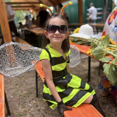 dziewczynka przebrana za pszczołę ma okulary i skrzydła